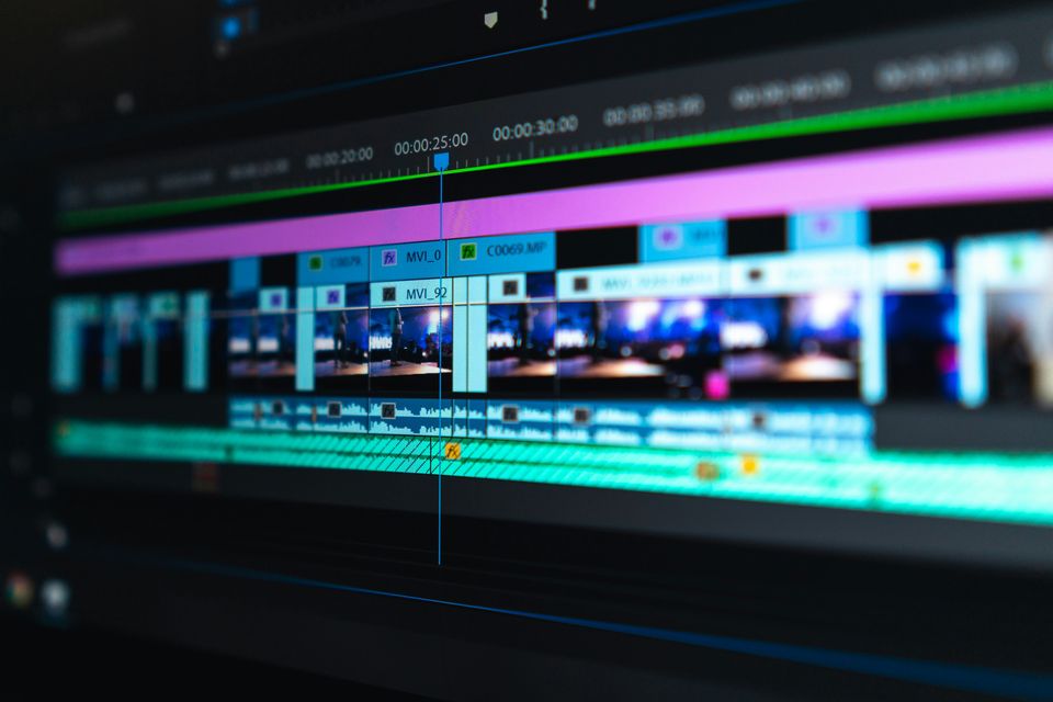 Montage vidéo professionnel et création de contenu narratif cinématographique